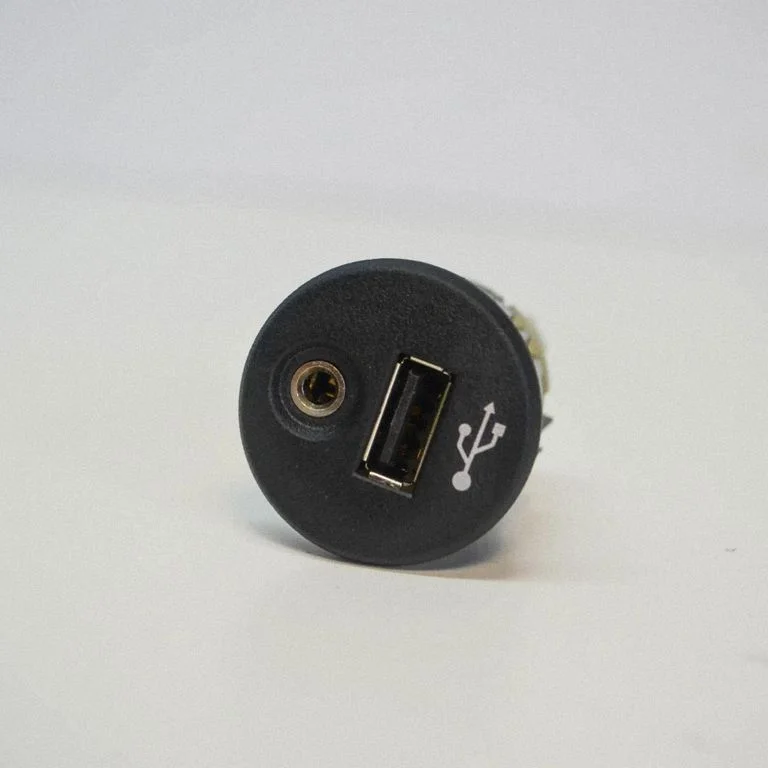 AUX in-socket connector – Nissan Juke I F15 (2010-2018)