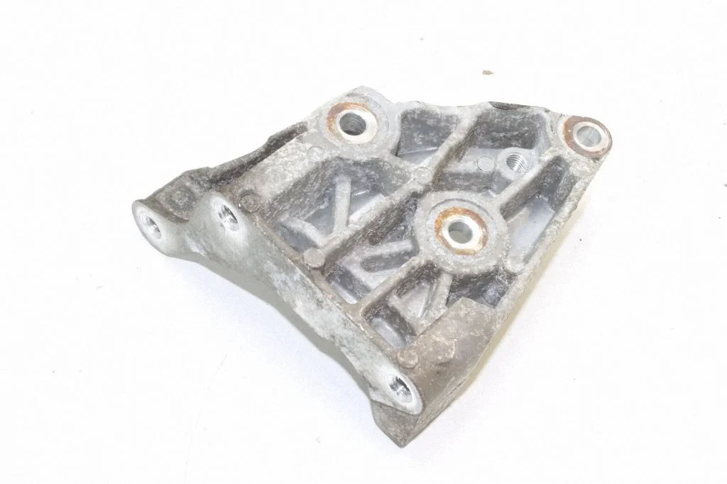 Power steering pump mounting bracket – Land Rover Discovery 4 - LR4 (2010-2016)