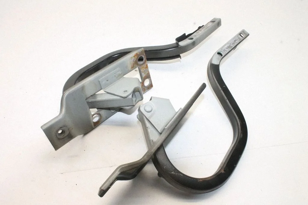 Tailgate/trunk/boot hinge – Jaguar XJ X308 (1998-2002)