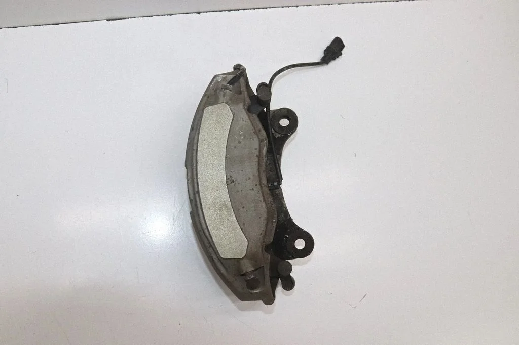 Zacisk hamulcowy przedni 8W05CD