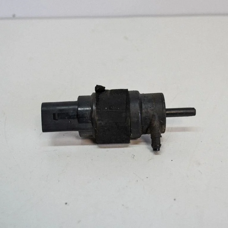 Logu mazgāšanas šķidruma sūknis (stiklu) 8K5955647