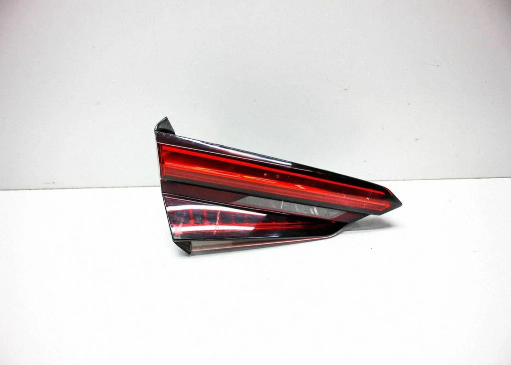 Lampa tylna w klapie 8W6945093D