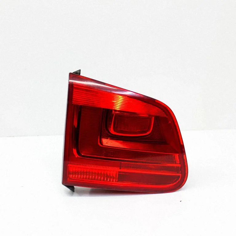 Lampa tylna w klapie 5N0945093J