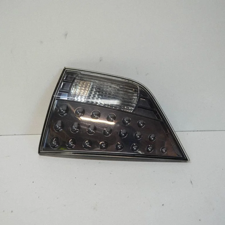 Lampa tylna w klapie – prawa