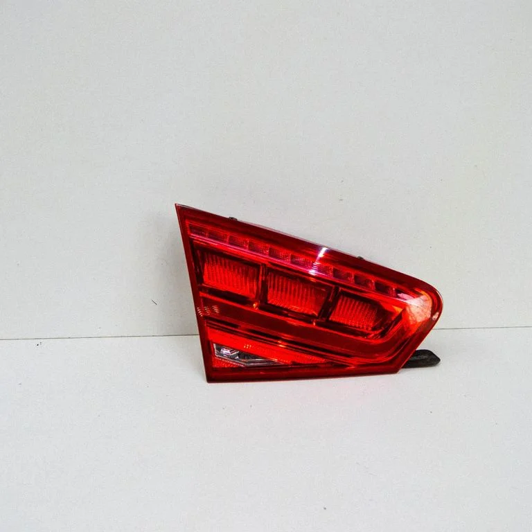 Lampa tylna w klapie 4H0945093A