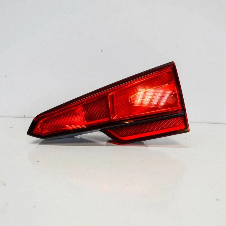Aizmugurējais lukturis bagāžnieka vākā 8W5945076A