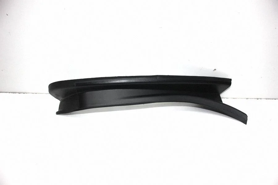 Aizmugurējā luktura apdare (līstīte) 68216162AC