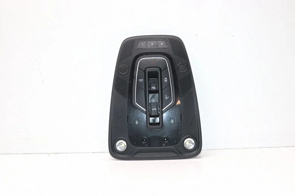 Lampka przednich siedzeń 8W0947135CS