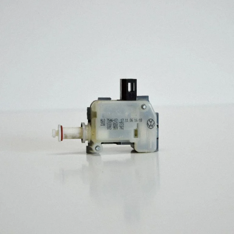 Fuel tank cap lock – Volkswagen Phaeton (2002-2016)