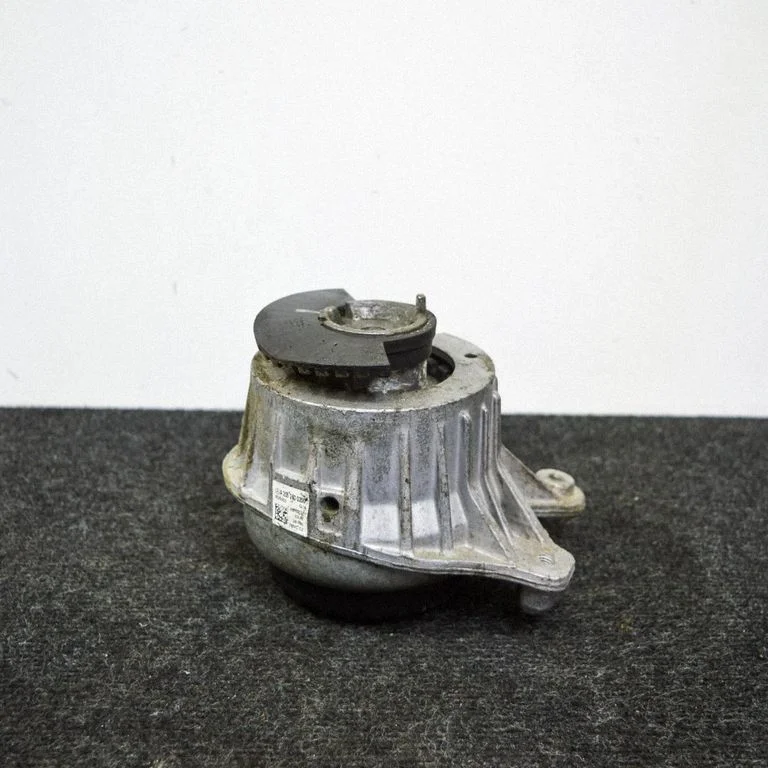Engine mount bracket A2052400200