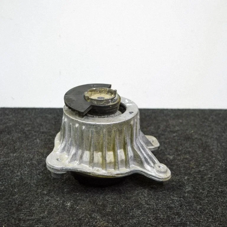 Engine mount bracket A2052400300