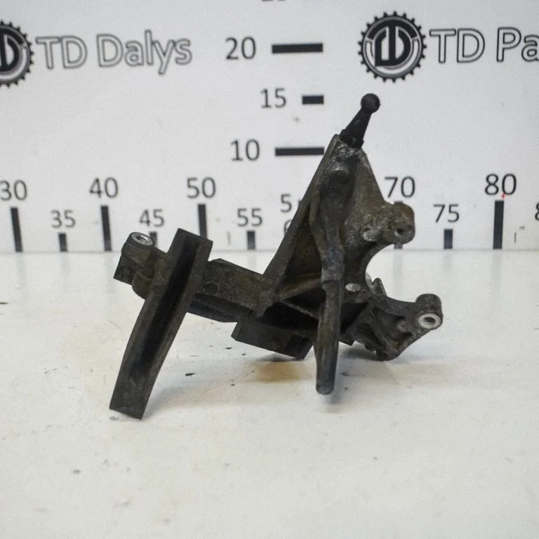 Engine mounting bracket – Ford Kuga II (2013-2019)