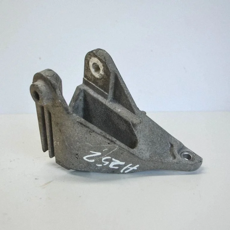 Engine mounting bracket – Nissan Juke I F15 (2010-2018)