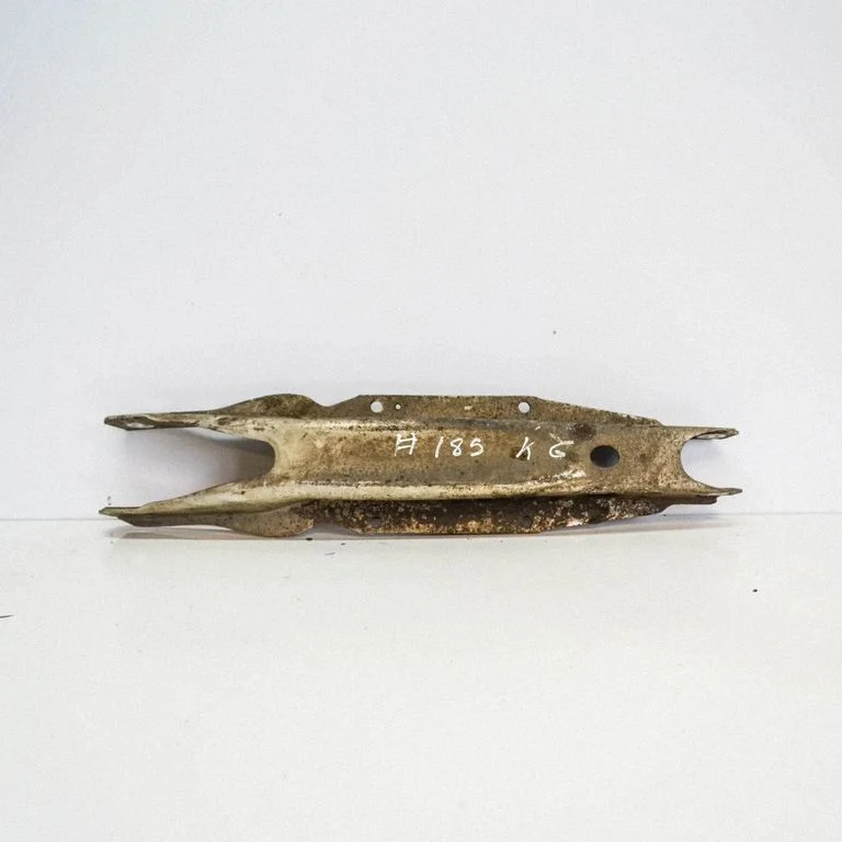 Tagumine ülemine õõtshoob – vasak