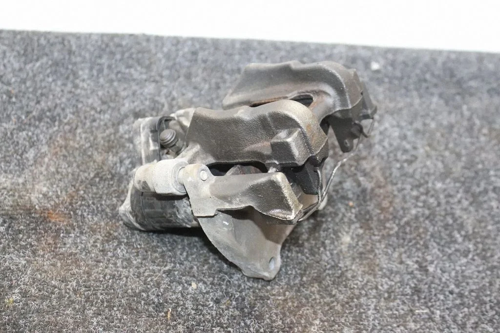 Tagumine pidurisadul 3Q0615406
