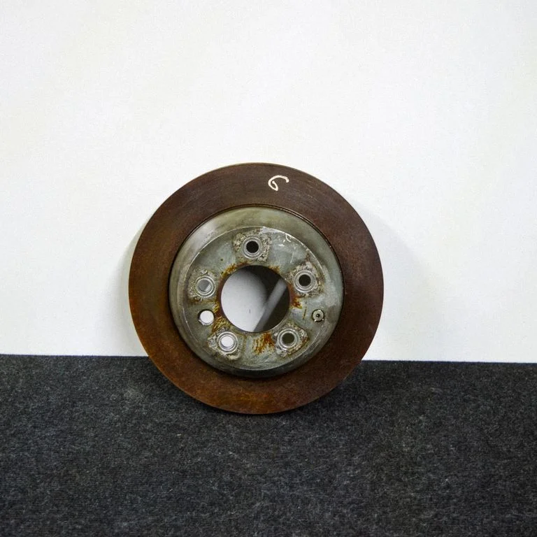 Aizmugurējais bremžu disks – kreisā