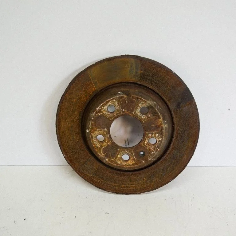 Aizmugurējais bremžu disks – kreisā