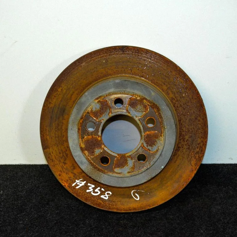 Aizmugurējais bremžu disks – kreisā