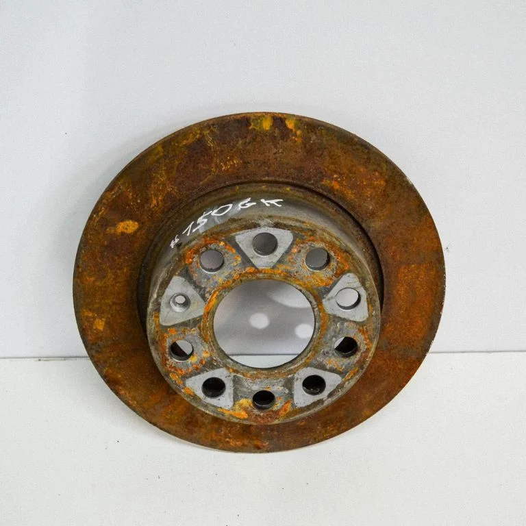 Aizmugurējais bremžu disks – kreisā