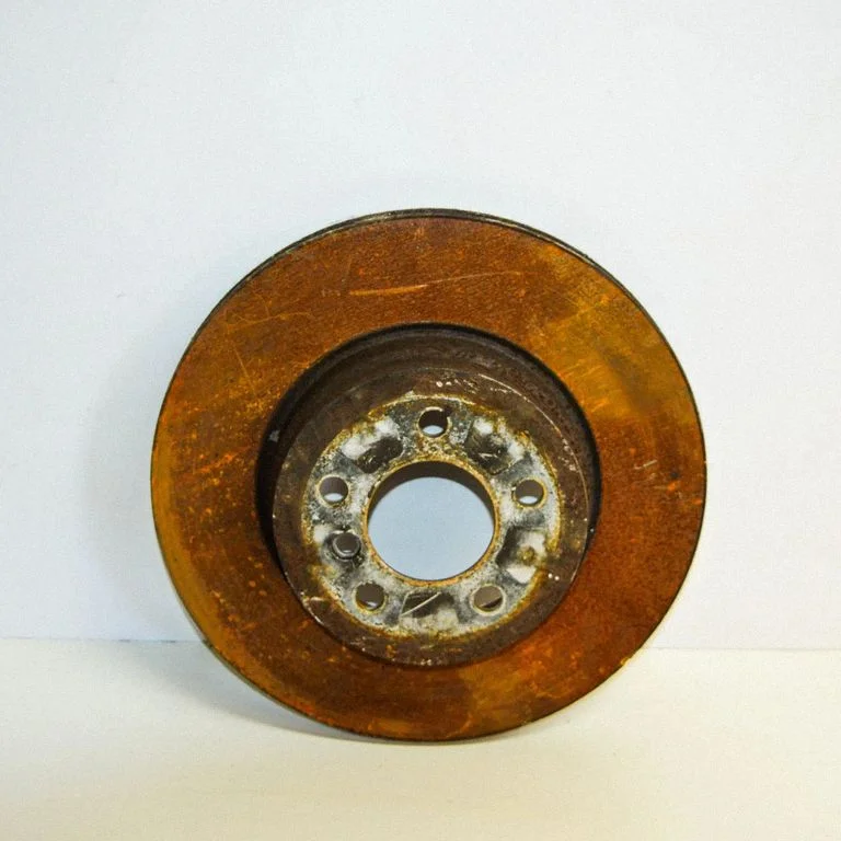 Aizmugurējais bremžu disks – kreisā