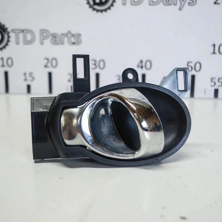 Esiukse sisemine käepide – Nissan Juke I F15 (2010-2018)