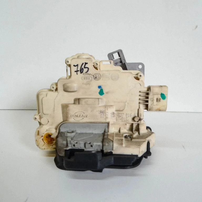 Zamek drzwi przednich 4F2837016B