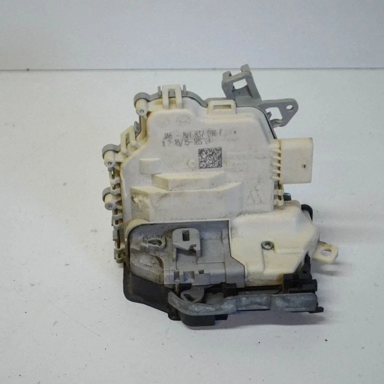Zamek drzwi przednich 8J1837016F