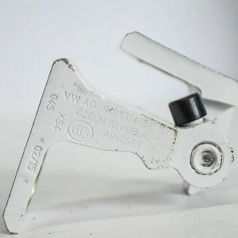 Rear door upper hinge – Skoda Yeti (5L) (2009-2017)
