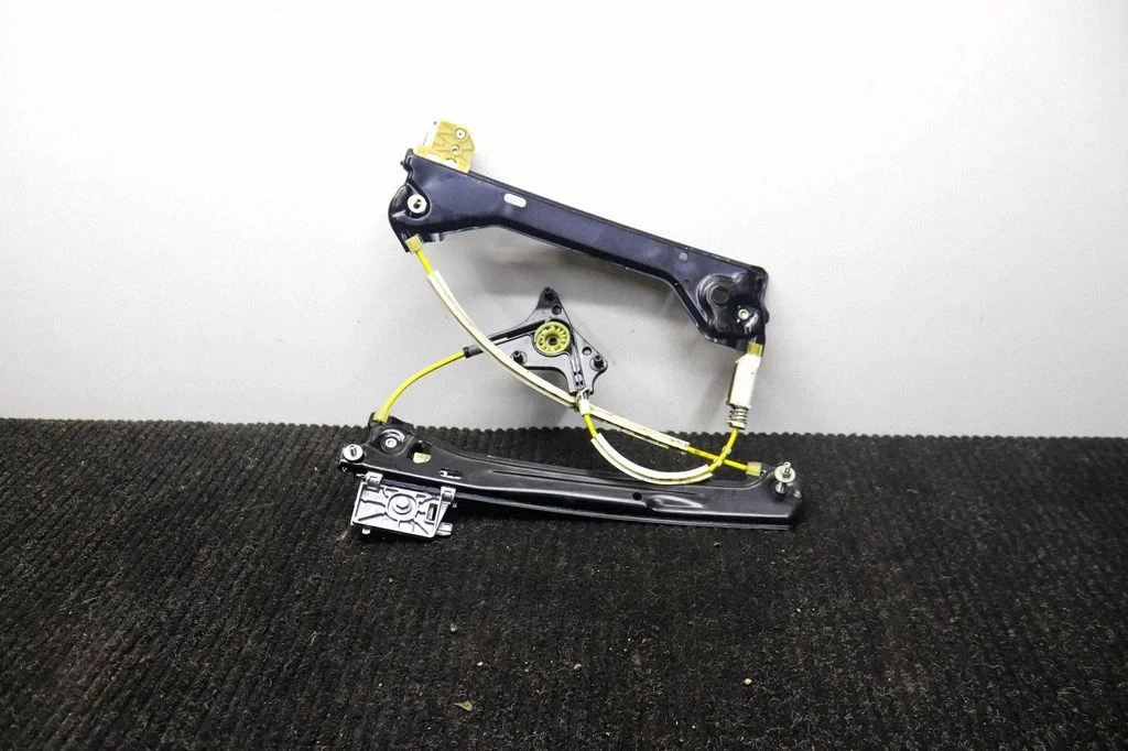 Rear window lifting mechanism without motor – Mercedes-Benz CLA-Class C117 X117 W117 (2013-2019)