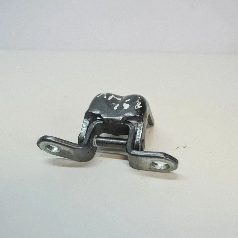 Front door upper hinge – Nissan Juke I F15 (2010-2018)
