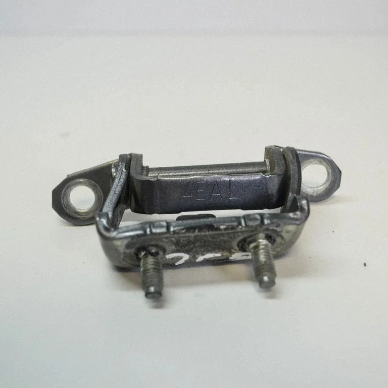 Front door upper hinge – Nissan Juke I F15 (2010-2018)