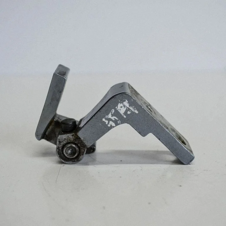 Priekšējā augšējā eņģe – kreisā