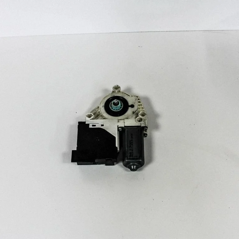 Front door window regulator motor – Volkswagen Passat B5.5 (2001-2005)