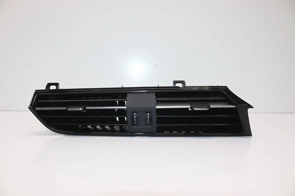 Kratka nawiewu szyby 83B820903