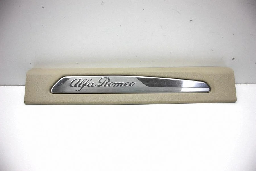 Esilävise kate (sisemine) – Alfa Romeo Giulia (2016-)
