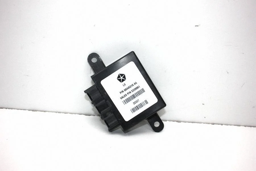 Parkošanās (PDC) sensoru vadības bloks E239061 – Chrysler 300C (2011-)