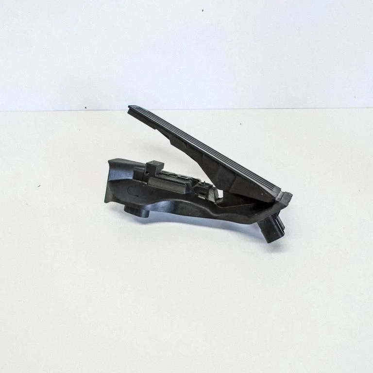 Akseleratora pedālis 1K1721503M