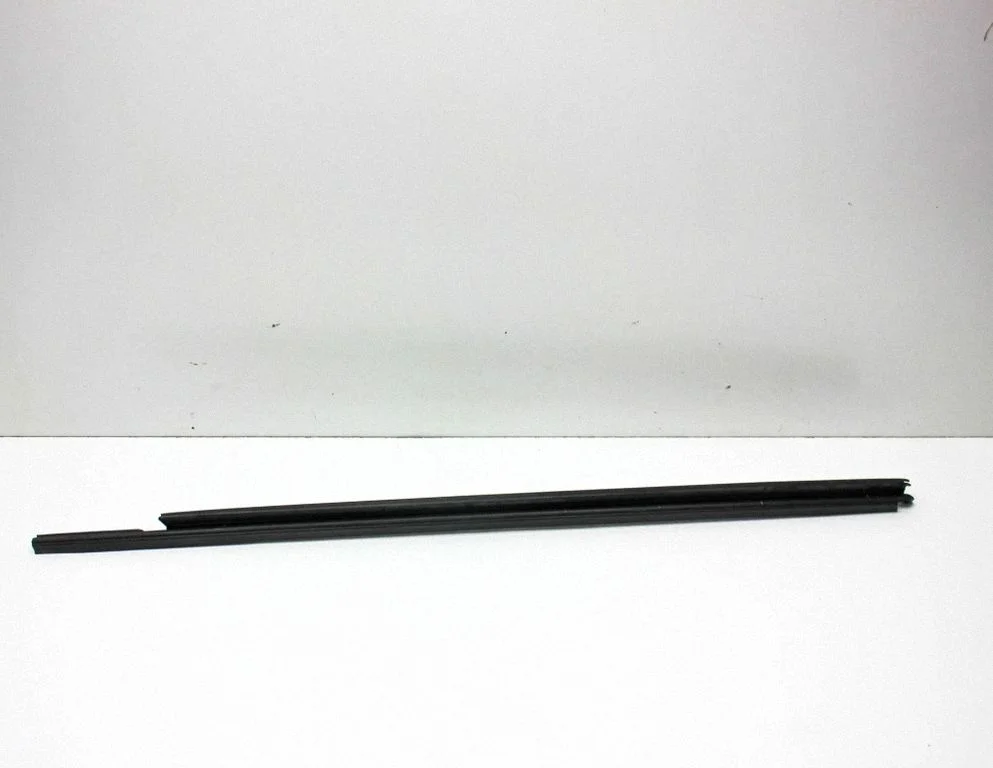 Listwa szyby drzwi 7P0837472B