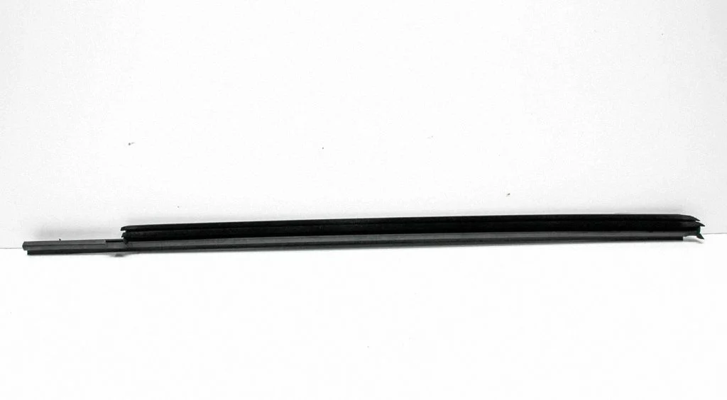 Listwa szyby drzwi przednich 7P0837472B