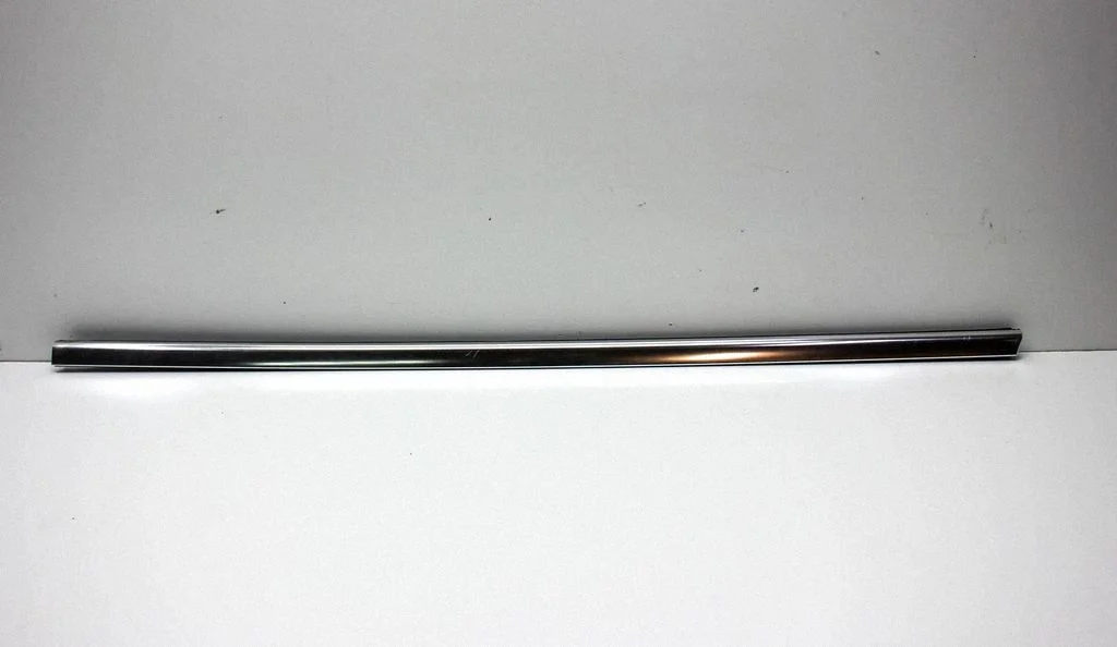 Priekšējo durvju stikla apdare – kreisā