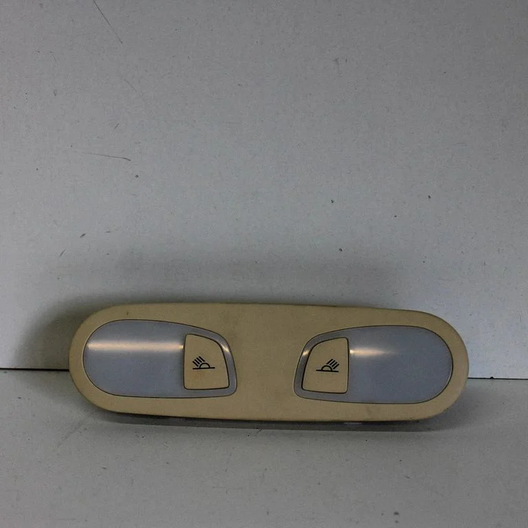 Lampka przednich siedzeń 4G0947111