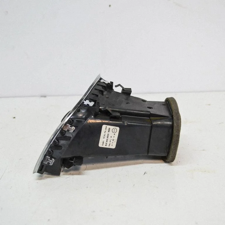 Kratka nawiewu szyby 8U2820902D