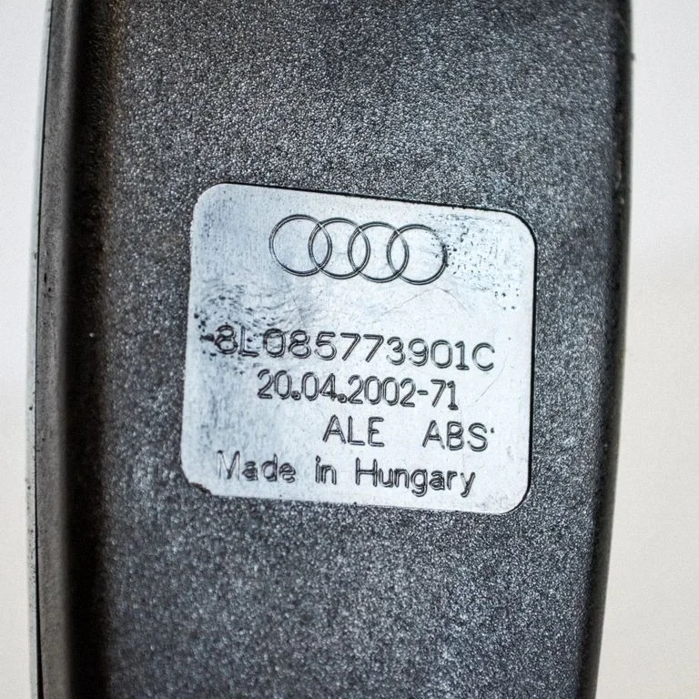 Middle seatbelt buckle (rear) – Audi A3 S3 8L (1996-2003)
