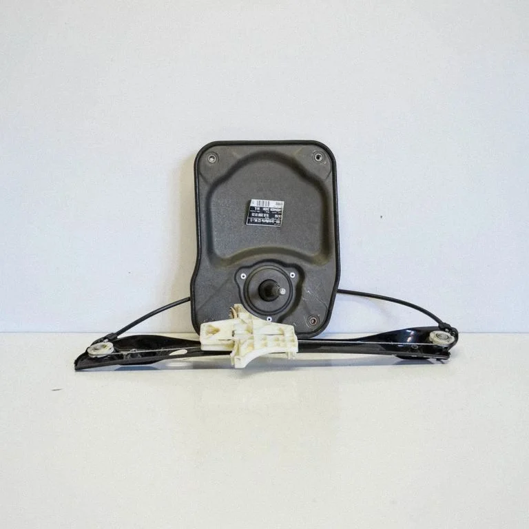 Aizmugurējā el. loga pacēlāja mehānisms bez motoriņa – Skoda Fabia Mk2 (5J) (2007-2014)