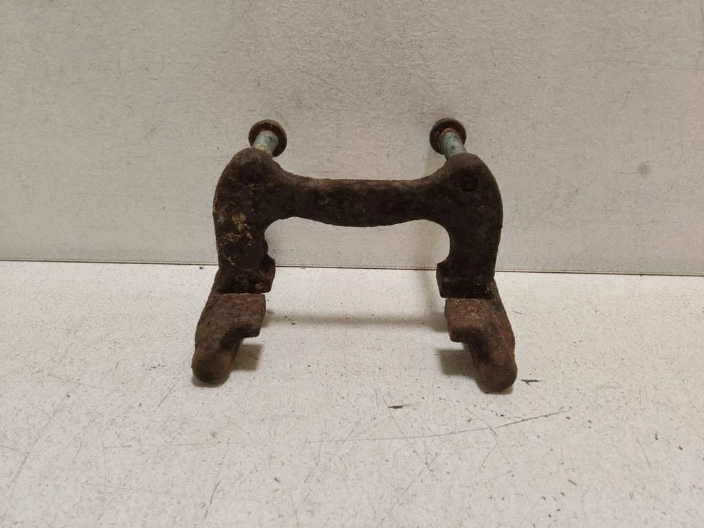 Piduriklotside hoidik/kandur (tagumine) – Audi A4 S4 B6 8E 8H (2001-2005)