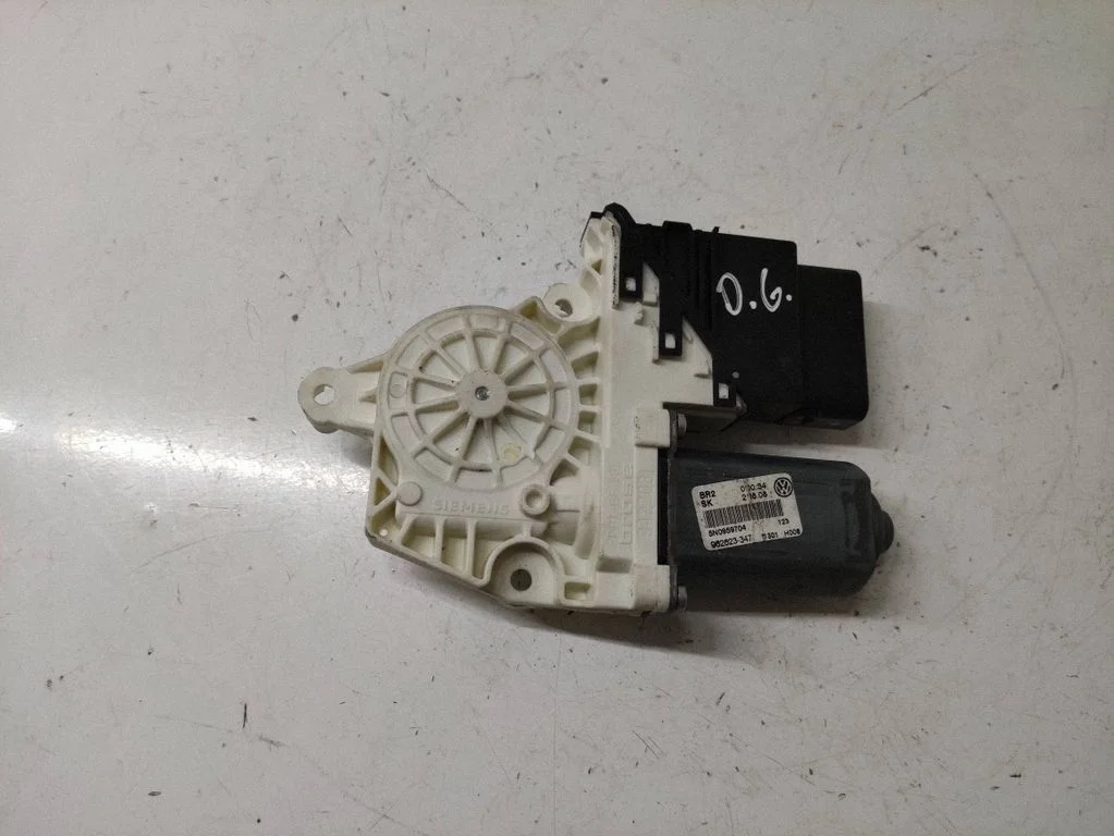 Aizmugurējā loga pacēlāja motoriņš 5N0959704