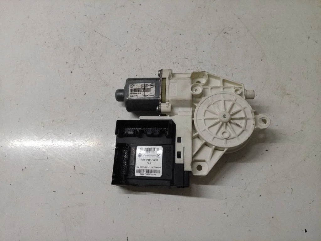 Priekšējā loga pacēlāja motoriņš 5N0959702A