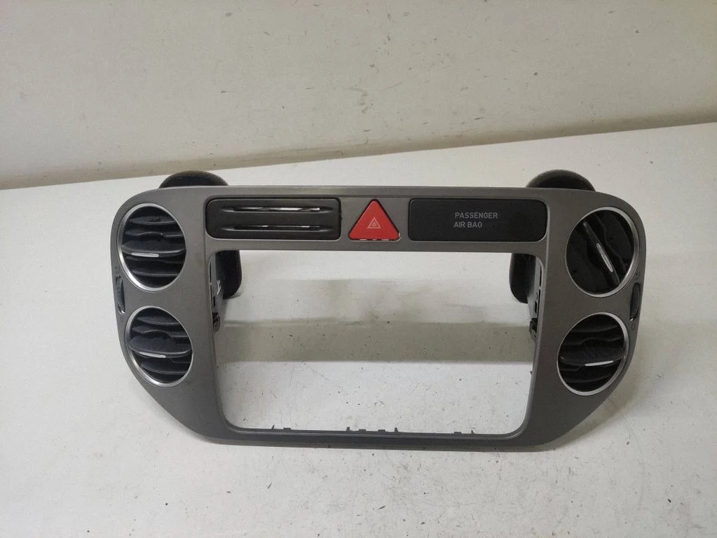 Radio/navigācijas apdare – Volkswagen Tiguan (2007-2016)