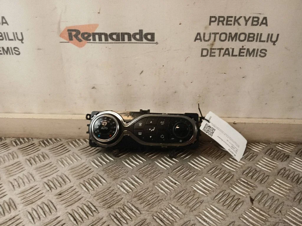 Gaisa kondicioniera/klimata/sildītāja vadības bloks (salonā) – Renault Captur (2013-2020)
