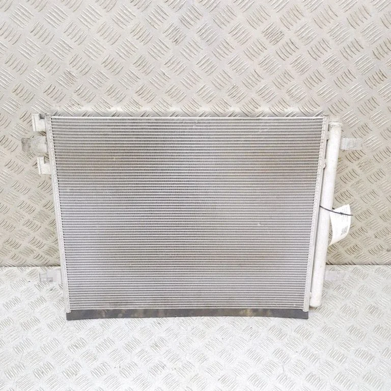 Kliimaseadme jahutusradiaator (kondensaator) 7T0816411A